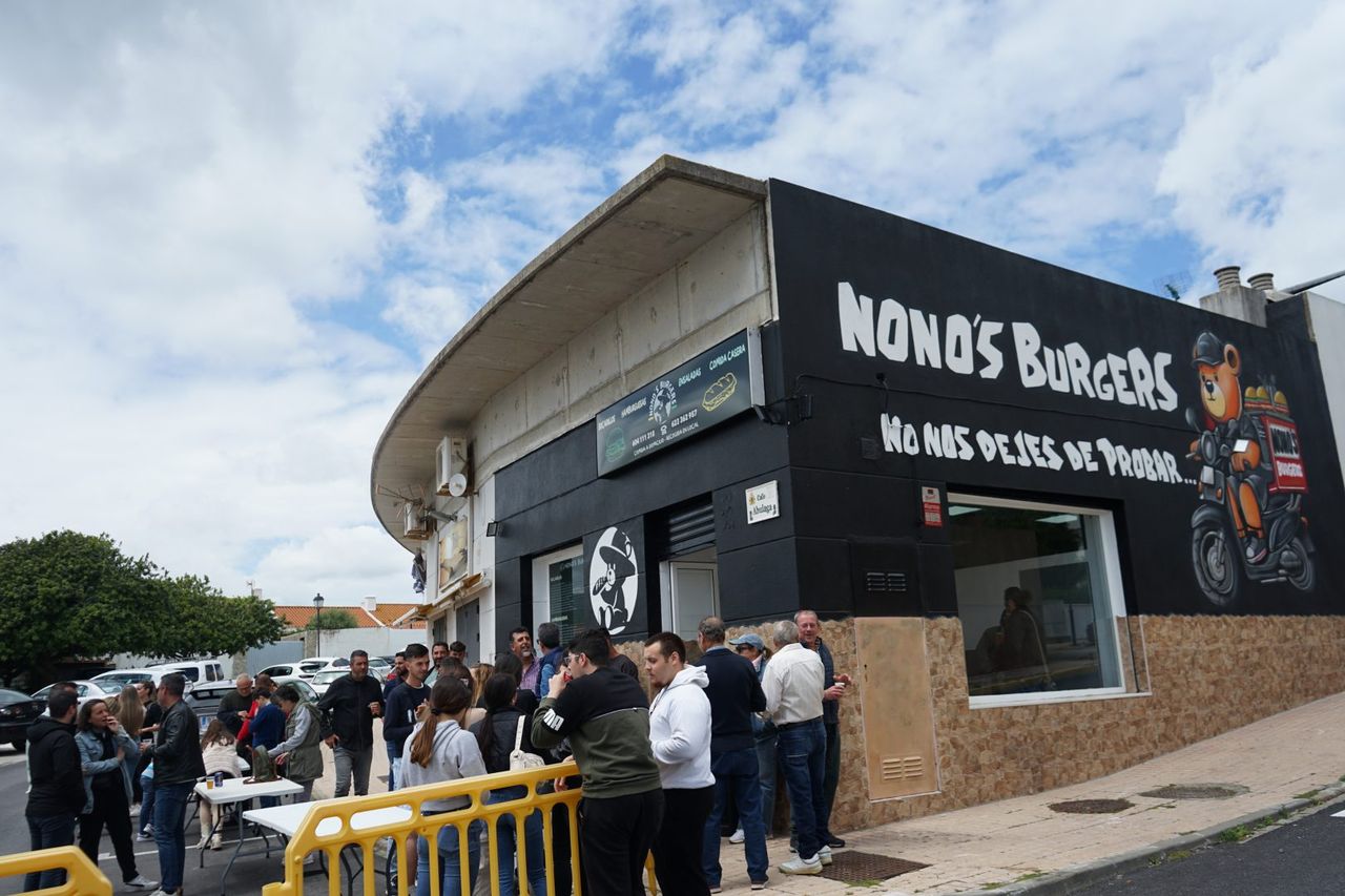Fachada del local de Nono's Burgers en Los Barrios con clientes en la puerta